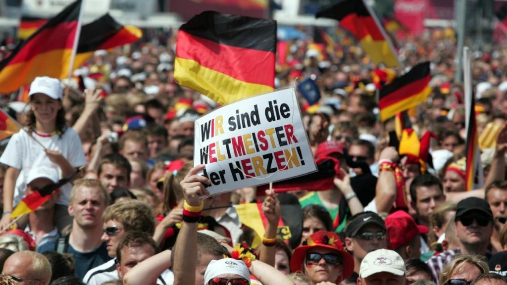 Deutsche Fans beu der Weltmeisterschaft 2006 mit Deutschlandfahnen. Das Bild soll zeigen, dass die deutsche Flagge ohne Scham gezeigt wurde.