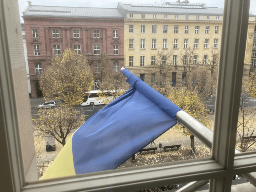 Ukraineflagge am Gebäude der Humboldt-Universität Berlin.
